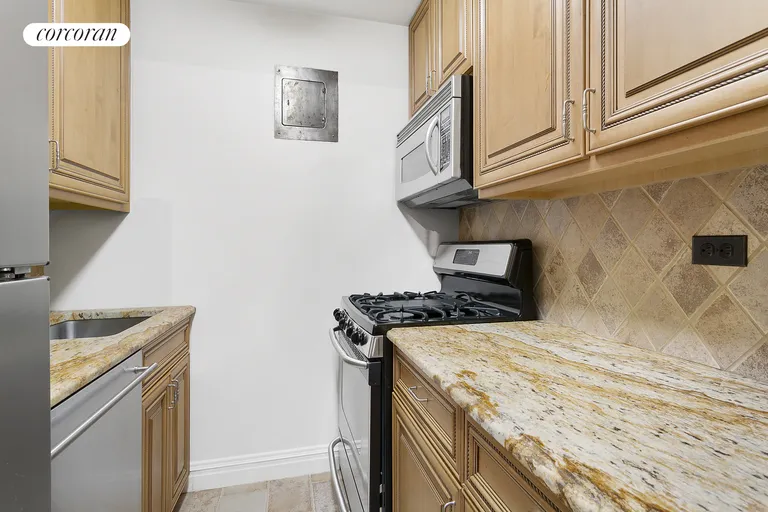 New York City Real Estate | View 301 East 69th Street, 4H | room 3 | View 4