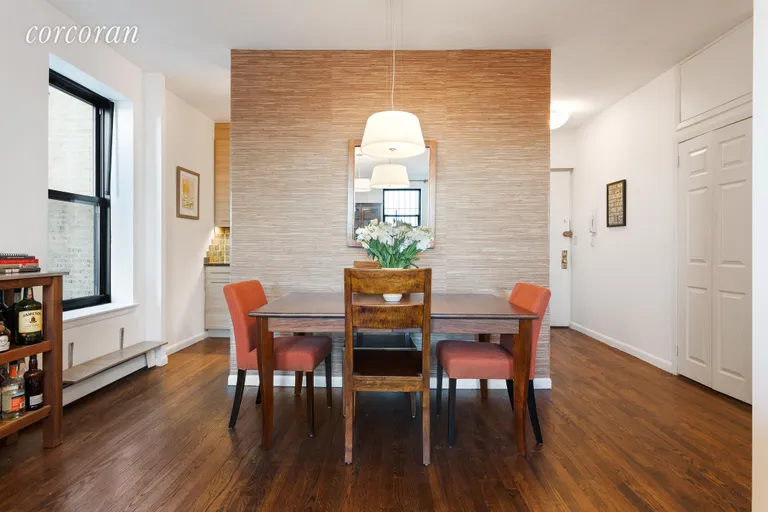 New York City Real Estate | View 115 Eastern Parkway, 5a | Beautiful grasscloth | View 3