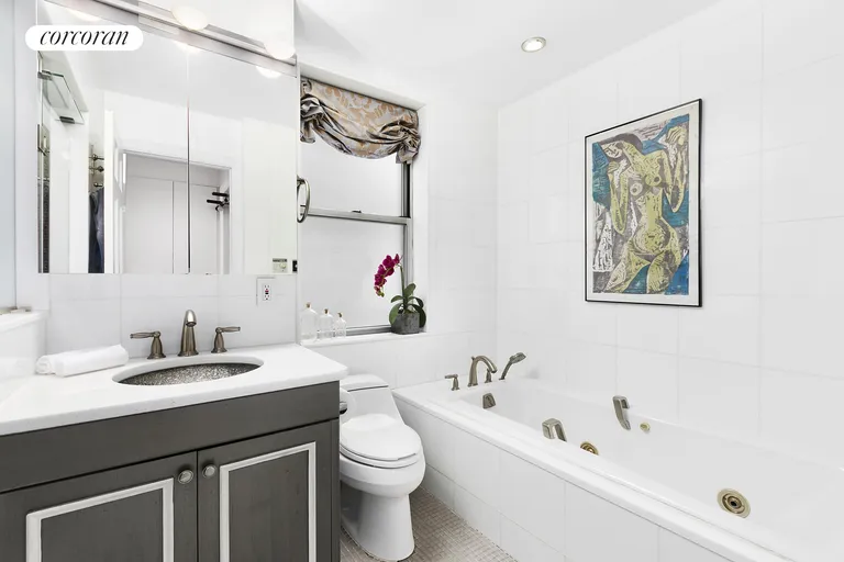 New York City Real Estate | View 1001 Park Avenue, 3/4N | Windowed Master Bathroom | View 10