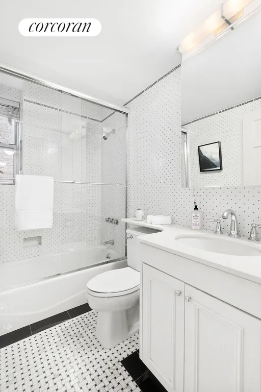 New York City Real Estate | View 1001 Park Avenue, 3/4N | Windowed full bathroom | View 14