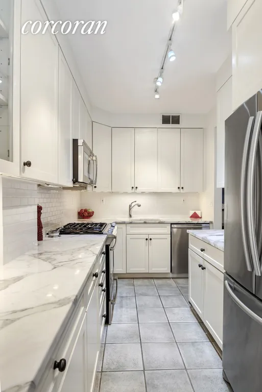 New York City Real Estate | View 201 EAST 25TH STREET, 15H | room 3 | View 4