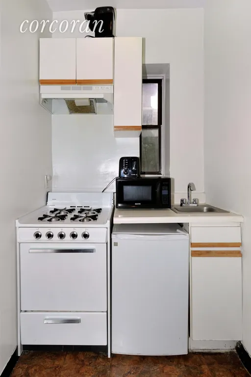 New York City Real Estate | View 201 East 89th Street, 3B | Kitchen | View 6