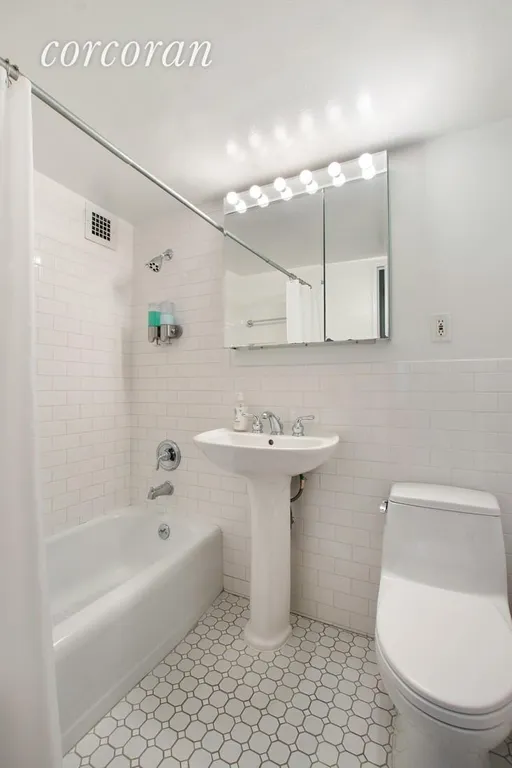New York City Real Estate | View 220 East 57th Street, 5K | room 4 | View 5