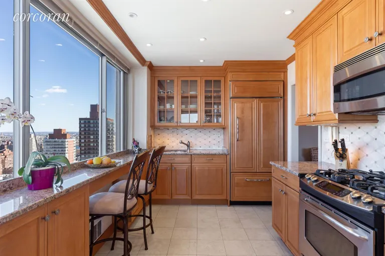 New York City Real Estate | View 300 East 74th Street, 36F | Dual-entry | Top Appliances | View 6
