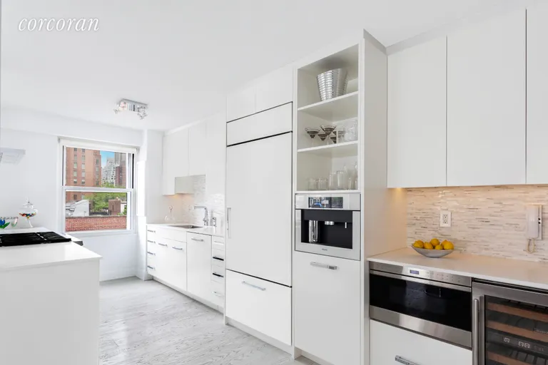 New York City Real Estate | View 150 East 61st Street, 7E | room 4 | View 5