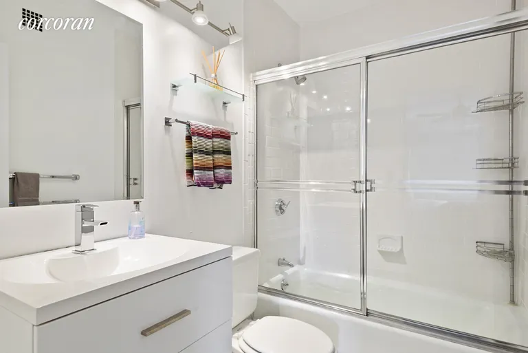 New York City Real Estate | View 1725 York Avenue, 9C | Renovated master bath is en-suite | View 7