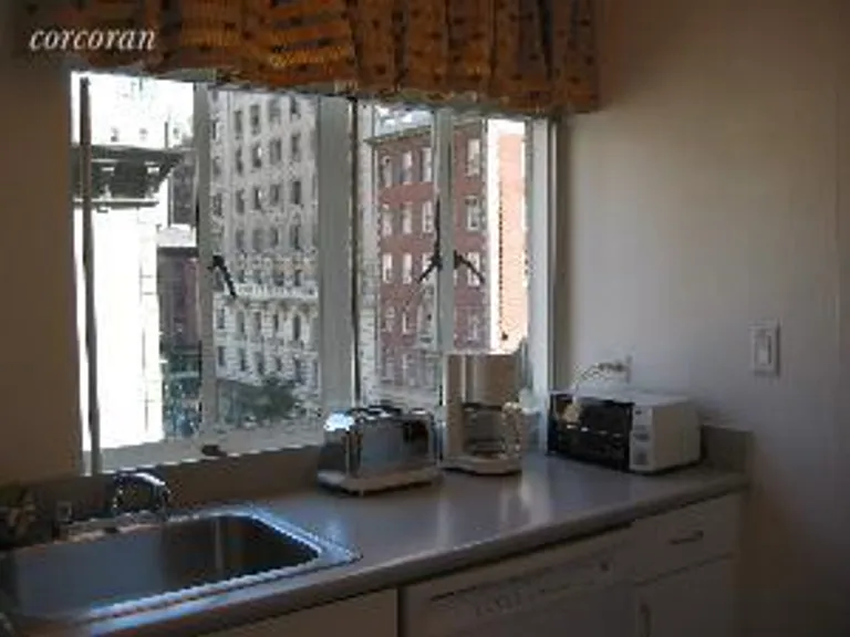 New York City Real Estate | View 21 East 61st Street, 612 | room 1 | View 2