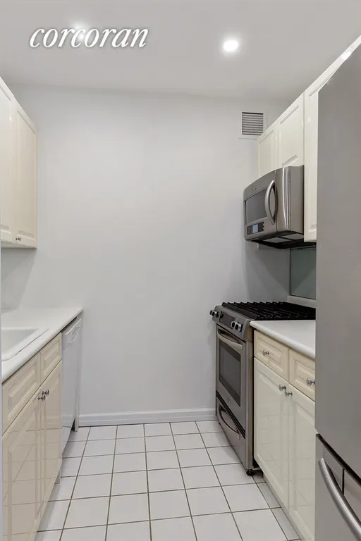 New York City Real Estate | View 201 East 80th Street, 5H | room 2 | View 3
