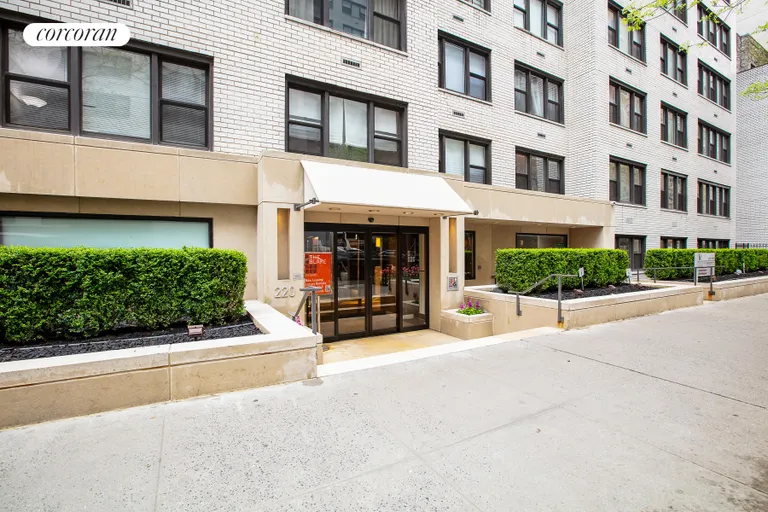 New York City Real Estate | View 220 East 63rd Street, LOBBYH | 2 Beds, 1 Bath | View 1