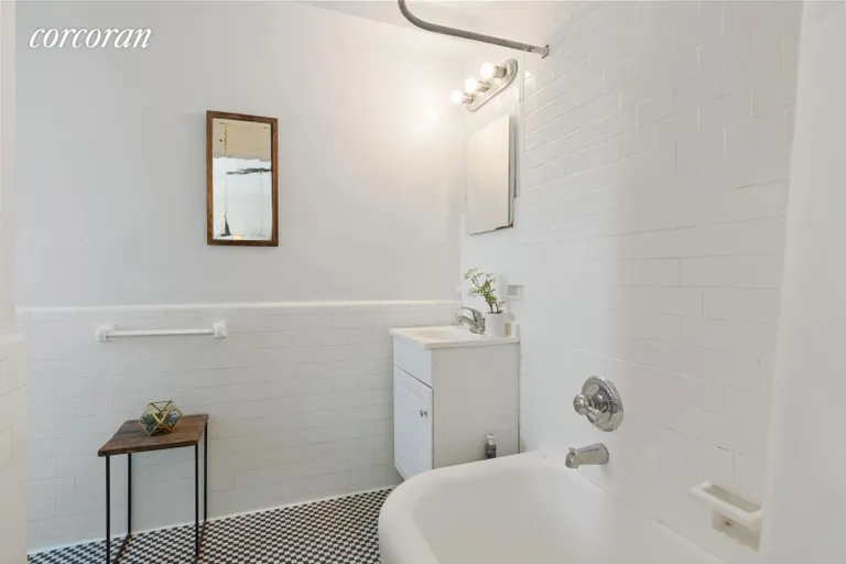 New York City Real Estate | View 70 REMSEN STREET, 10G | Classic bath | View 7