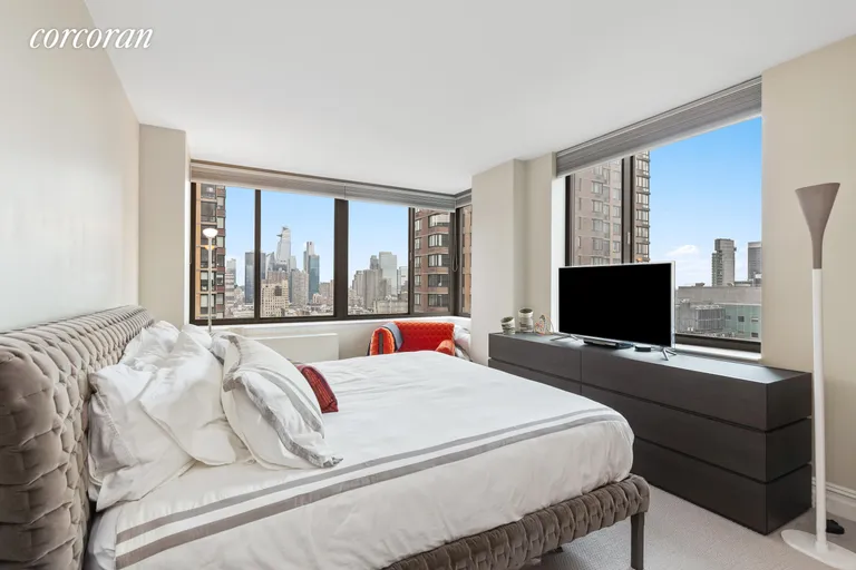 New York City Real Estate | View 2 Columbus Avenue, 21A | room 3 | View 4