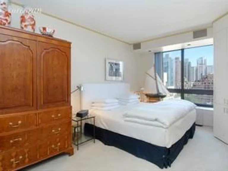 New York City Real Estate | View 100 United Nations Plaza, 16A | room 2 | View 3