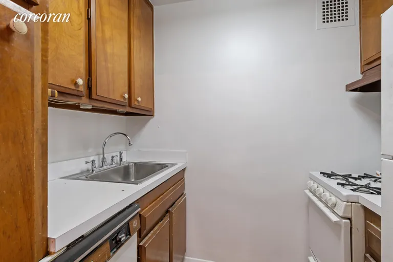 New York City Real Estate | View 301 East 22Nd Street, 5M | room 2 | View 3