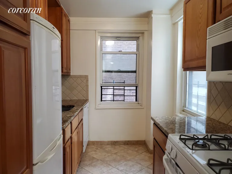 New York City Real Estate | View 200 East 84th Street, 2-H | room 2 | View 3