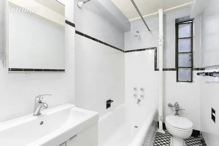 New York City Real Estate | View 140 East 40th Street, 6-J | Bathroom | View 4