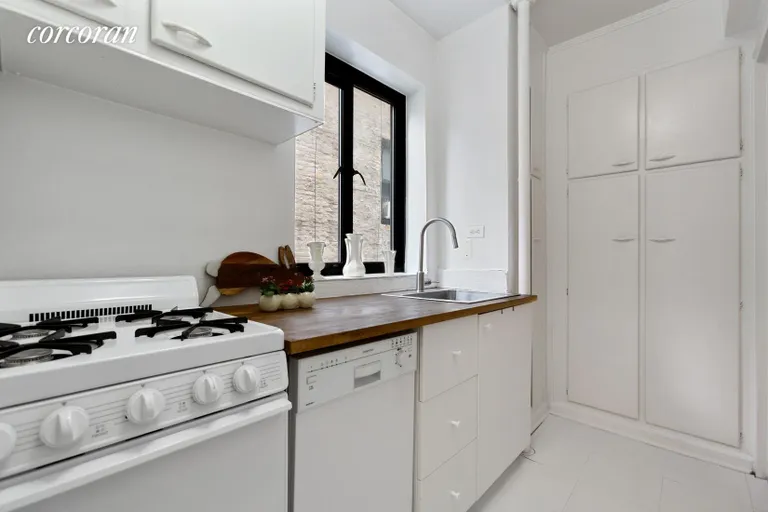 New York City Real Estate | View 100 Remsen Street, 3B | room 2 | View 3