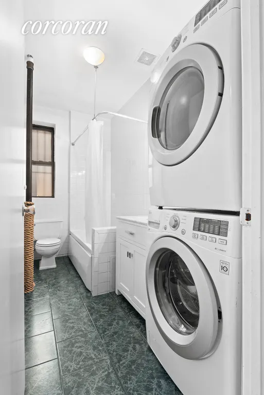 New York City Real Estate | View 5 Stratford Road, 2 | Jacuzzi tub and washer/dryer in unit | View 9