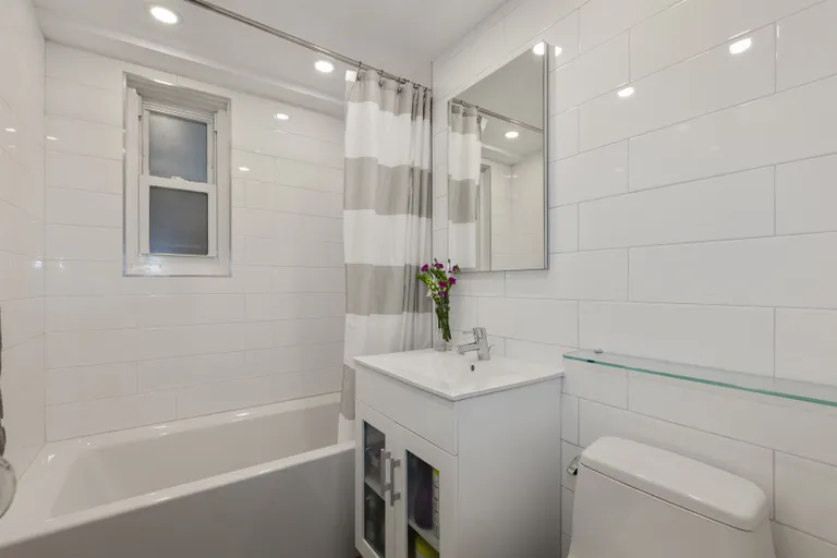 New York City Real Estate | View 345 East 56th Street, 5J | Bathroom | View 9