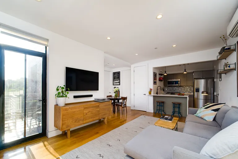 New York City Real Estate | View 135 Lefferts Place, 4A | 2 Beds, 1 Bath | View 1
