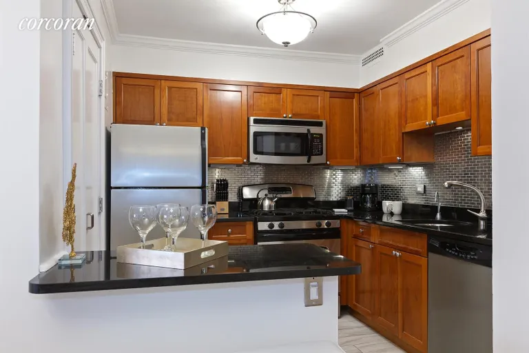 New York City Real Estate | View 400 East 77th Street, 6A | Open Chef's Kitchen | View 4