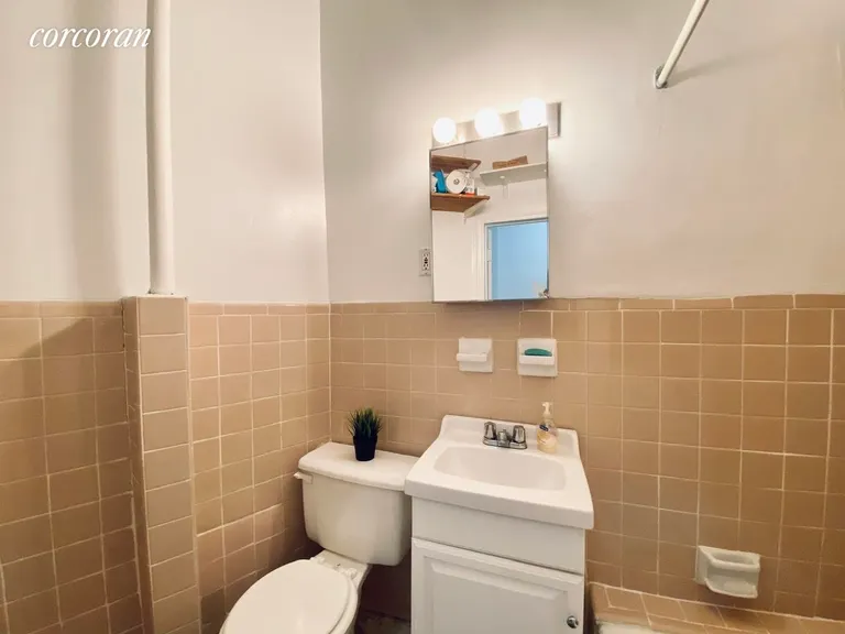 New York City Real Estate | View 140 West 69th Street, 21A | BATHROOM | View 2