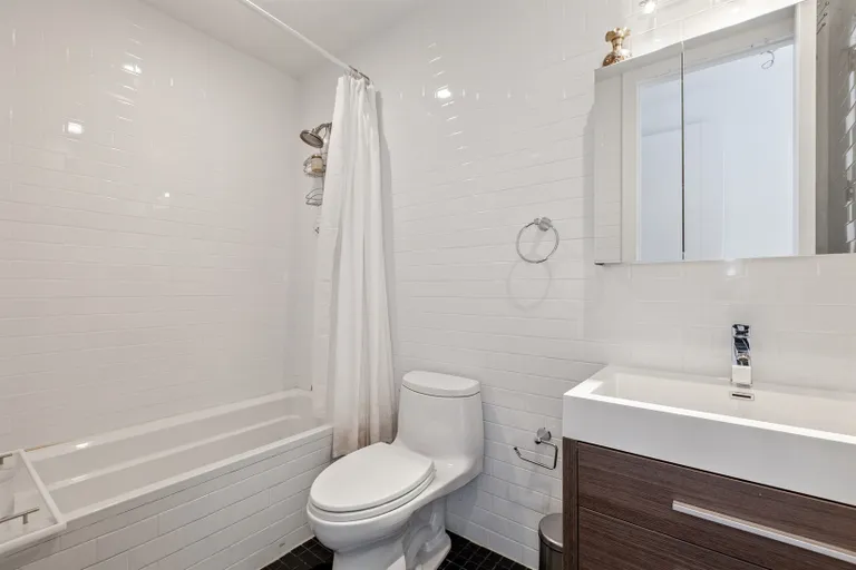 New York City Real Estate | View 821 DeKalb Avenue, 3 | Primary bedroom's en-suite bathroom | View 4