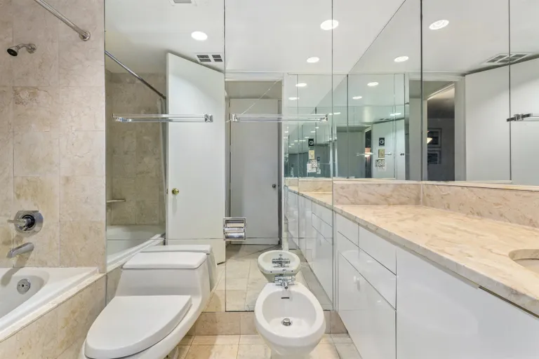 New York City Real Estate | View 100 United Nations Plaza, 6E | En suite primary bathroom with whirlpool tub | View 4