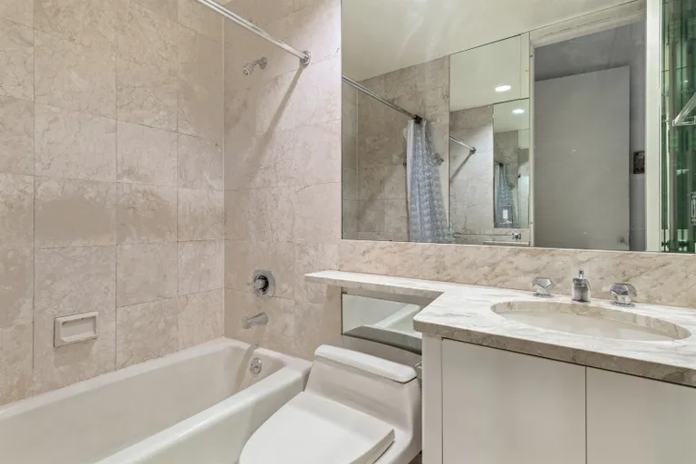 New York City Real Estate | View 100 United Nations Plaza, 6E | En suite 2nd full bathroom | View 6