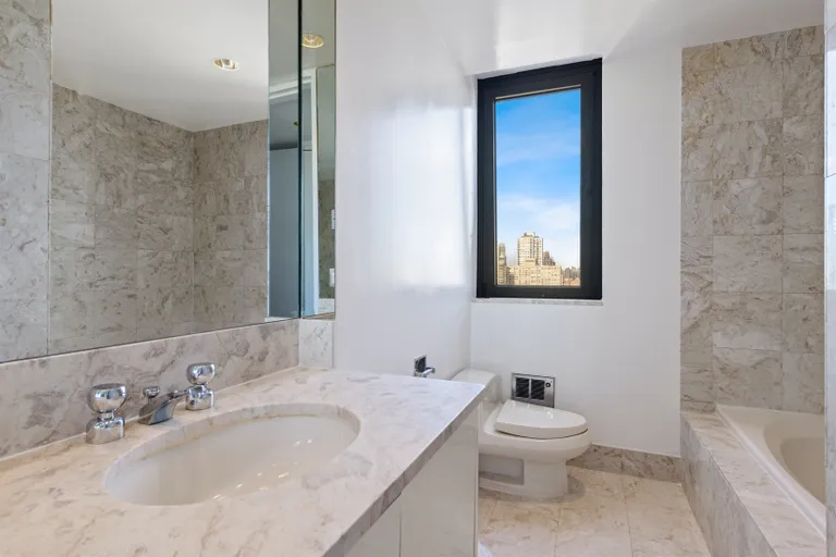 New York City Real Estate | View 100 United Nations Plaza, 32E | Windowed en suite 5-piece bathroom | View 5