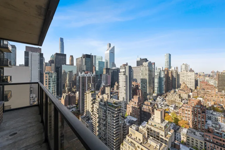 New York City Real Estate | View 100 United Nations Plaza, 32E | Expansive skyline views | View 9
