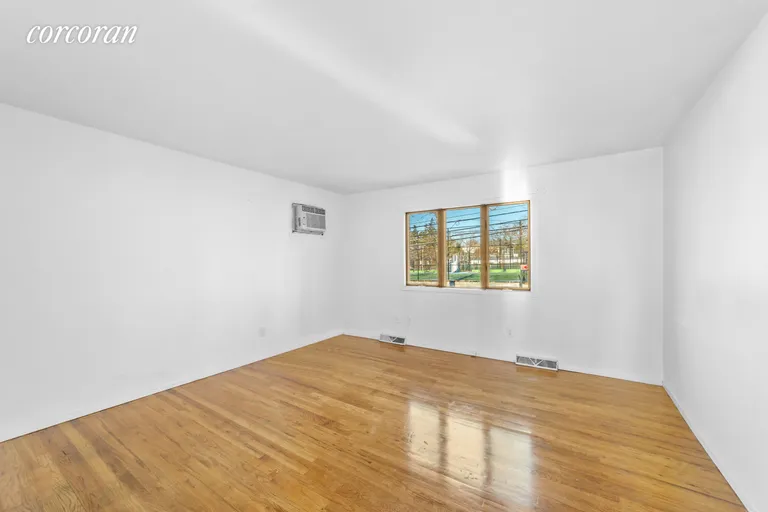 New York City Real Estate | View 106 Macfarland Ave | 
    
        
        
            

Main Bedroom | View 11