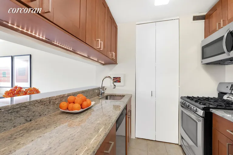 New York City Real Estate | View 275 West 96th Street, 17F | room 3 | View 4