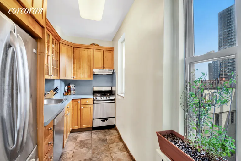 New York City Real Estate | View 55 Pineapple Street, 6J | Modern appliances, generous cabinets, dual windows | View 4