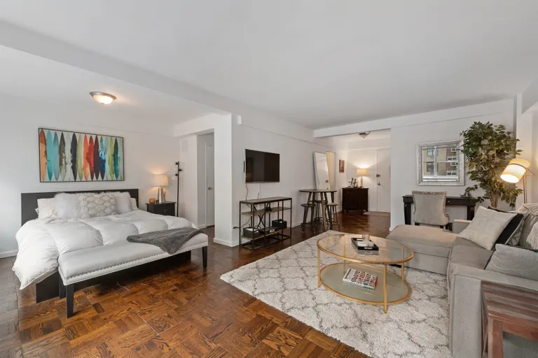 New York City Real Estate | View 333 East 46th Street, 11D | Sleeping alcove off of living area | View 3