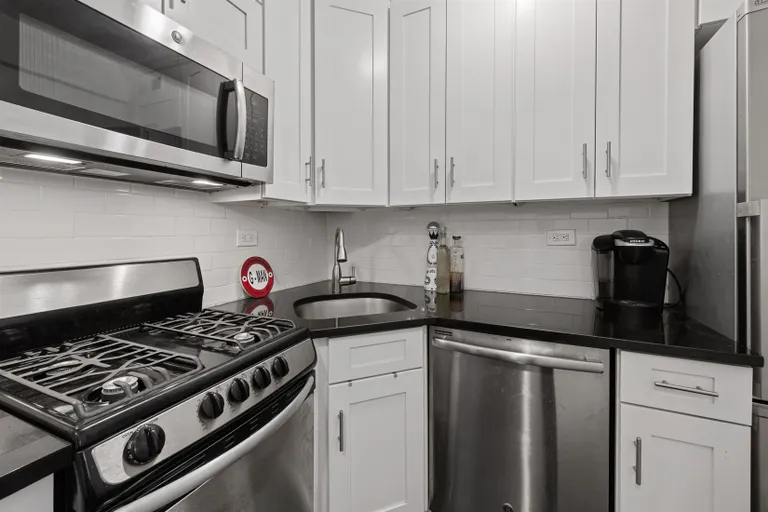 New York City Real Estate | View 333 East 46th Street, 11D | Kitchen | View 9