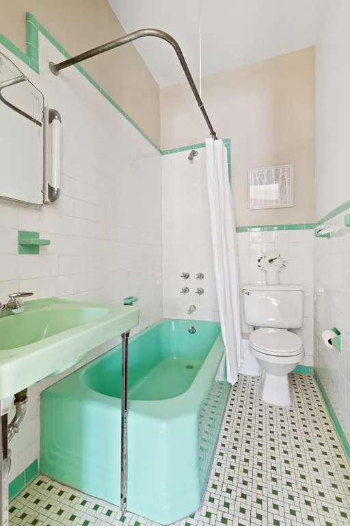 New York City Real Estate | View 296 Garfield Place, 2R | Bathroom | View 4