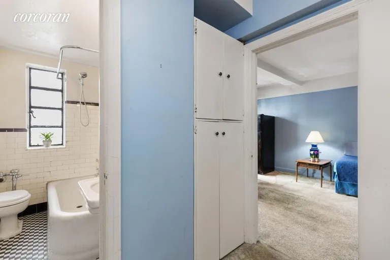 New York City Real Estate | View 140 East 40th Street, 4C | Bathroom | View 5