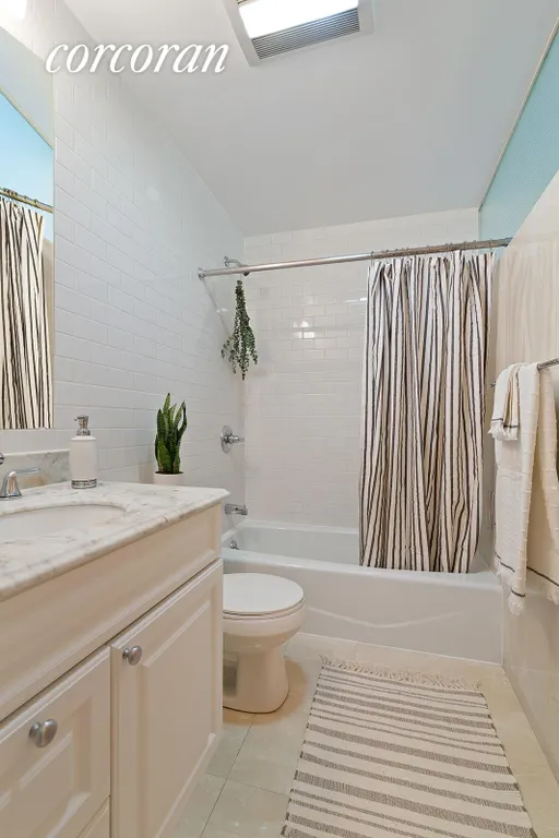New York City Real Estate | View 405 Dean Street, 2A | Full Bathroom | View 5