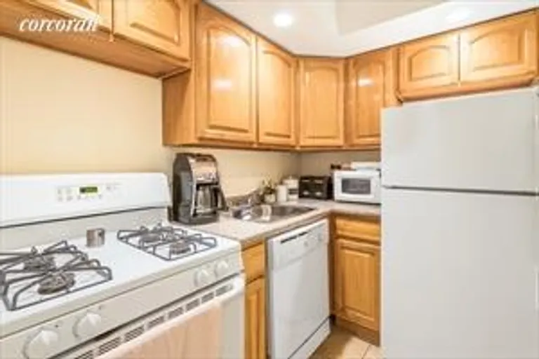 New York City Real Estate | View 333 East 75th Street, 9D | Kitchen | View 7