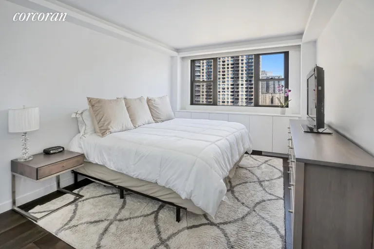 New York City Real Estate | View 315 East 72Nd Street, 17J | room 3 | View 4