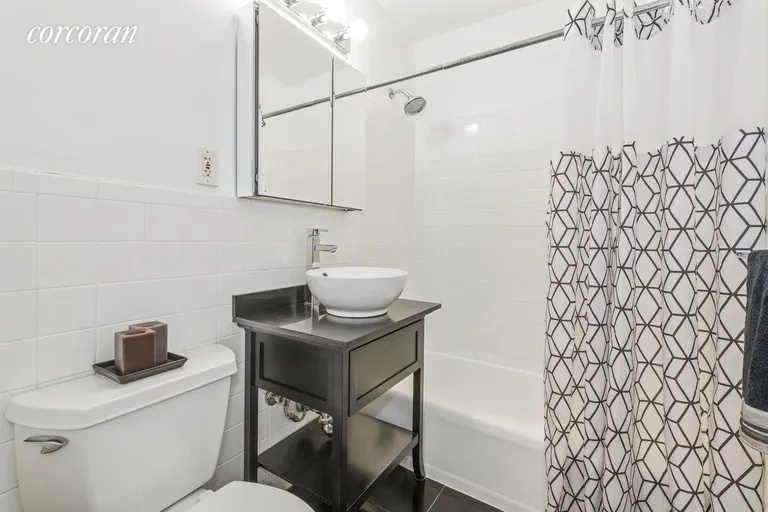 New York City Real Estate | View 201 East 28th Street, 15L | Bathroom | View 4