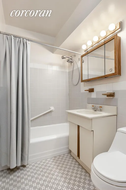 New York City Real Estate | View 303 West 66th Street, 14AW | Full Bathroom | View 5