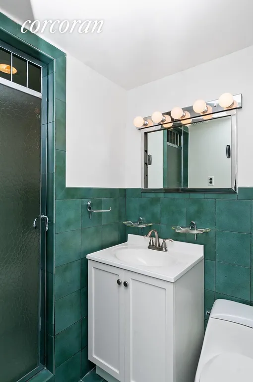 New York City Real Estate | View 340 East 64th Street, 5B | Full Bathroom | View 8