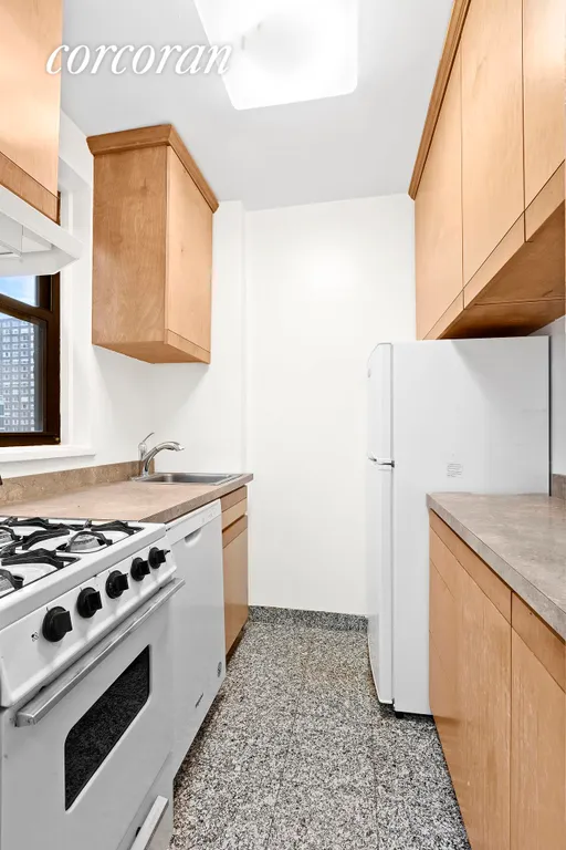 New York City Real Estate | View 222 East 35th Street, 6H | room 2 | View 3