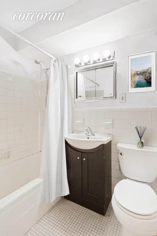 New York City Real Estate | View 435 East 77th Street, 2H | Bathroom | View 5