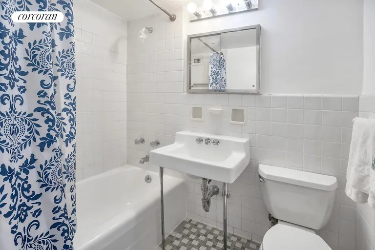 New York City Real Estate | View 210 East 63rd Street, 8E | Full Bathroom | View 4