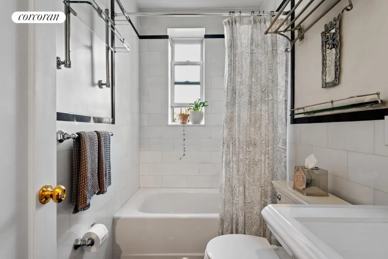 New York City Real Estate | View 25 Fifth Avenue, 5G | Bathroom | View 6