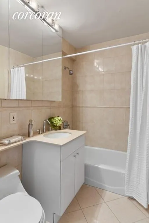 New York City Real Estate | View 175 East 74th Street, 16C | Full Bathroom | View 7