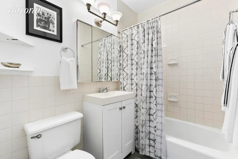 New York City Real Estate | View 9 Barrow Street, 2D | Full Bathroom | View 4