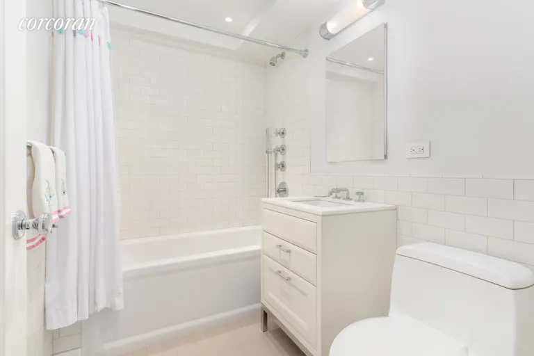 New York City Real Estate | View 140 East 72Nd Street, 18A | Full Bathroom | View 10